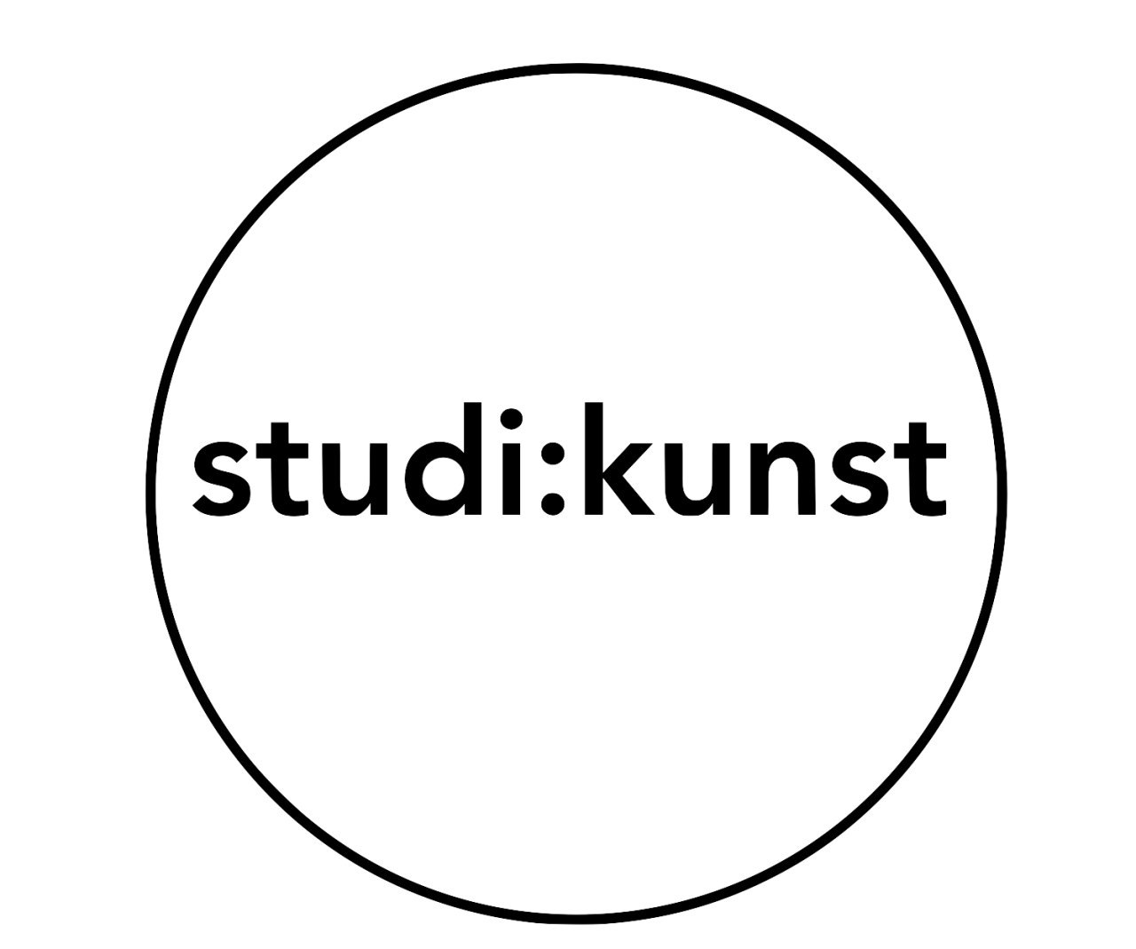 Logo der Gruppe StudiKunst: Schwarzer Kreis auf weißem Grund mit schwarzem Schriftzug in der Mitte: studi:kunst