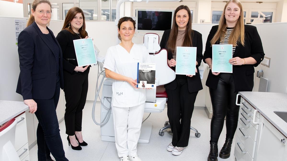 MHH professor Nadine Schlüter (left) and instructor Dr Peggy Herrmann (centre) with the three dentistry graduates (from left) Ramona Stölk, Dana Büsch and Anne Robke. 