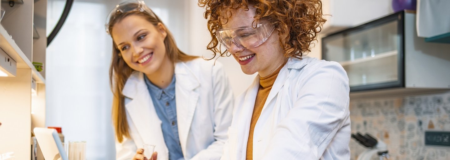 Two female scientists work on a laptop in the lab. Copyright: AdobeStock