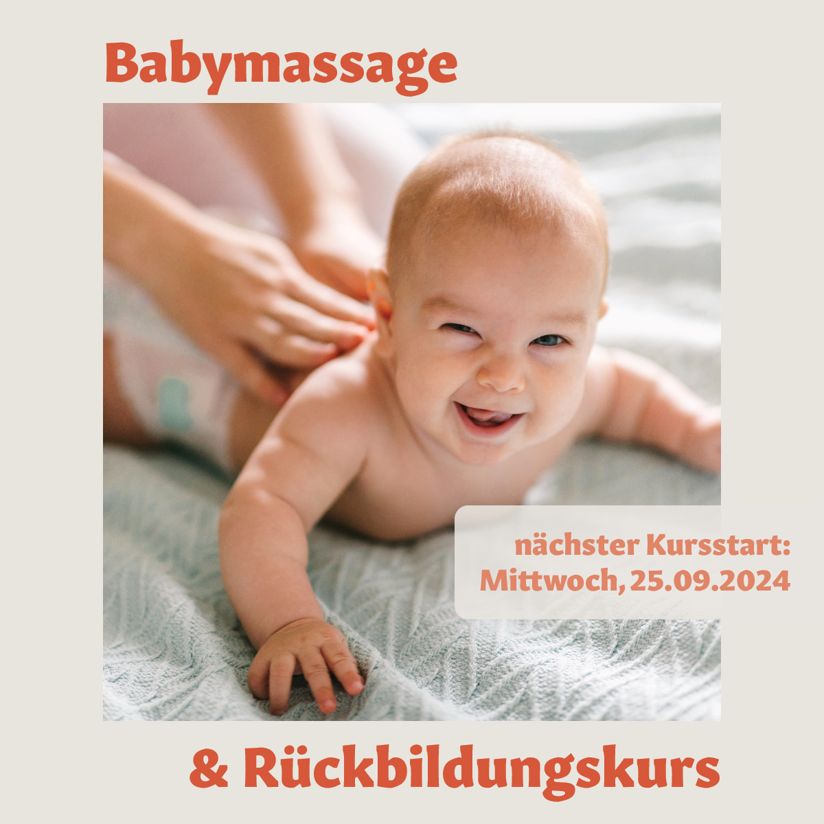 lachendes Baby auf dem bauch liegend, bekommt Massage