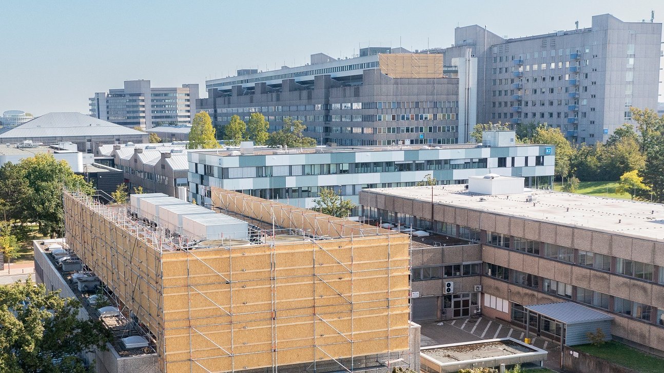 Blick auf den MHH-Campus mit dem Bettenhaus im Hintergrund. 