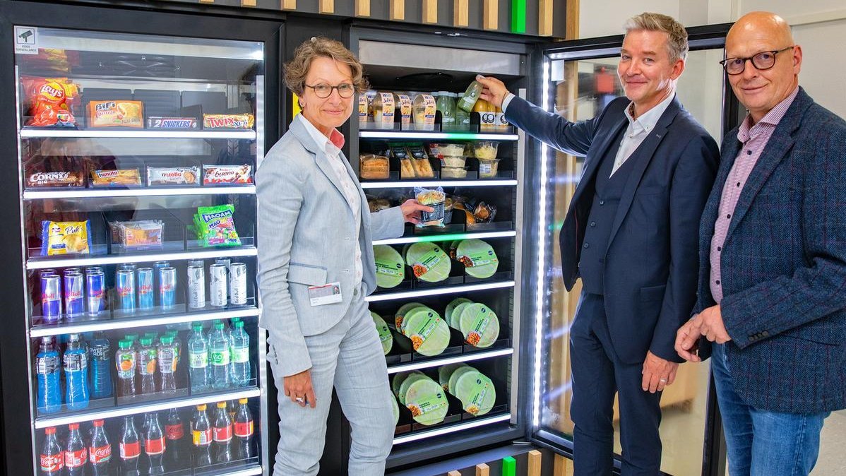 Martina Saurin, Andreas Kohlhase and Stefan Birnfeld (from left) stand in front of the new vending machines, which are stocked with various dishes. 