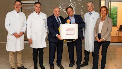 Gruppenbild mit Prof. Dr. Moritz Schmelzle, Prof. Dr. Arjang Ruhparwar, Prof. Dr. Borys Todurov, Dr. Andreas Philippi, MHH-Vizepräsident Prof. Dr. Frank Lammert und Prof. Dr. Christine Falk.