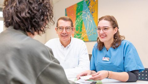 Researchers Dr Farina Silchmüller and Professor Dr Christian Kratz from the MHH with a patient.