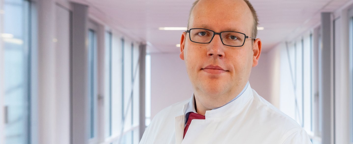 Dr. Philipp Felgendreff steht in einem Gang der Klinik für Allgemein- und Viszeralchirurgie.