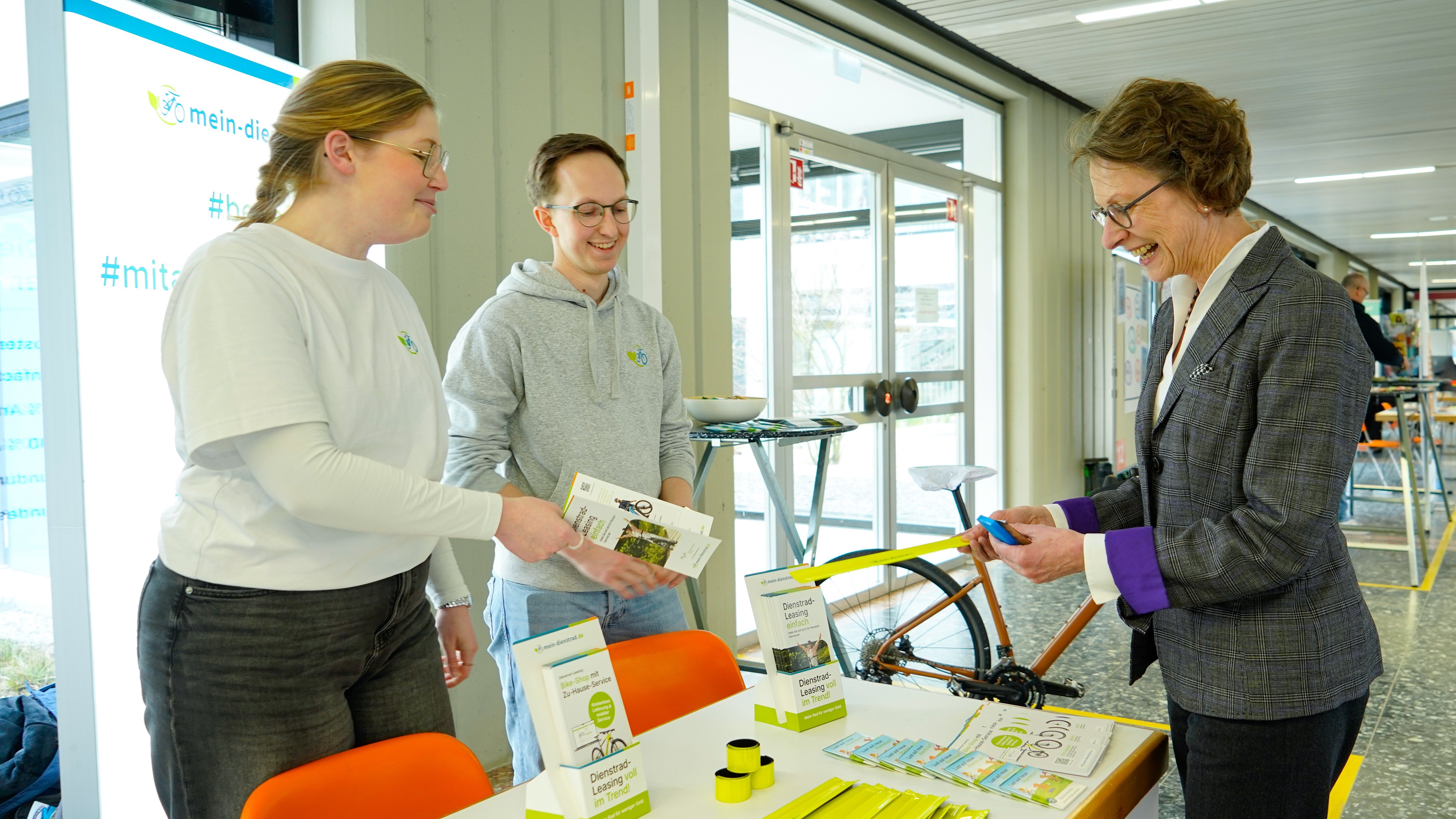 Martina Saurin steht am Stand des Dienstrad-Leasings bei der Vorteilsmesse Benefit Days.