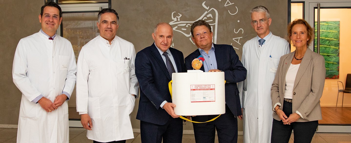 Gruppenbild mit Prof. Dr. Moritz Schmelzle, Prof. Dr. Arjang Ruhparwar, Prof. Dr. Borys Todurov, Dr. Andreas Philippi, MHH-Vizepräsident Prof. Dr. Frank Lammert und Prof. Dr. Christine Falk. 