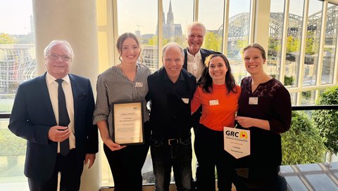 The picture shows, from left to right, the GRC Chairman Professor Dr. Bernd Böttiger, MHH student Marei Nitschke, paediatric intensive care specialist Dr. Michael Sasse, GRC Secretary General Dr. Dr. Burkhard Dirks, and MHH students Mari Teuter and Lena Feist after the presentation of the GRC Prize in Cologne.