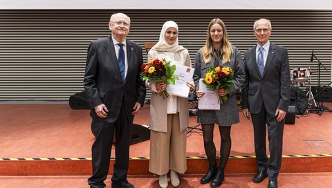 die beiden Promotionspreisträgerinnen Dr. rer. nat. Ilona Rosenboom (Mitte, rechts) und Dr. PH Batoul Safieddine (Mitte, links) mit MHH-Präsident Prof. Dr. Michael Manns und Prof. Dr. Siegfried Piepenbrock, Vorstand der Gesellschaft der Freunde der MHH e.V.