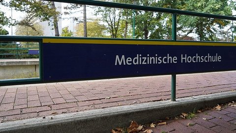 Schild an der Straßenbahn-Haltestelle mit dem Schriftzug Medizinische Hochschule