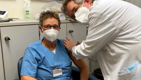 Hier immunisiert Dr. Wedegärtner die Mitarbeiterin Mona Marin.
