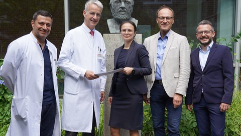 It shows (from left) PD Dr Elvis J. Hermann (MHH), Professor Dr Frank Lammert (MHH Board of Directors), Dr Svitlana Ziganshyna (UKL) Dr Frank Logemann (MHH) and Danny Petzoldt, (UKL). 