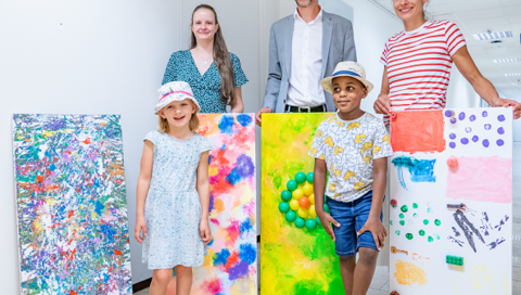  Deborah Meybohm, Jörg Stühmeier and Britta Barysch (back, from left) with two daycare centre children (front)