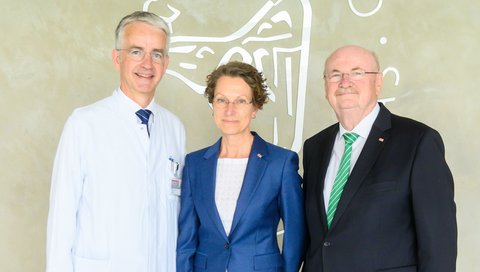 Portrait von Professor Frank Lammert (links), Martina Saurin und Professor Michael Manns