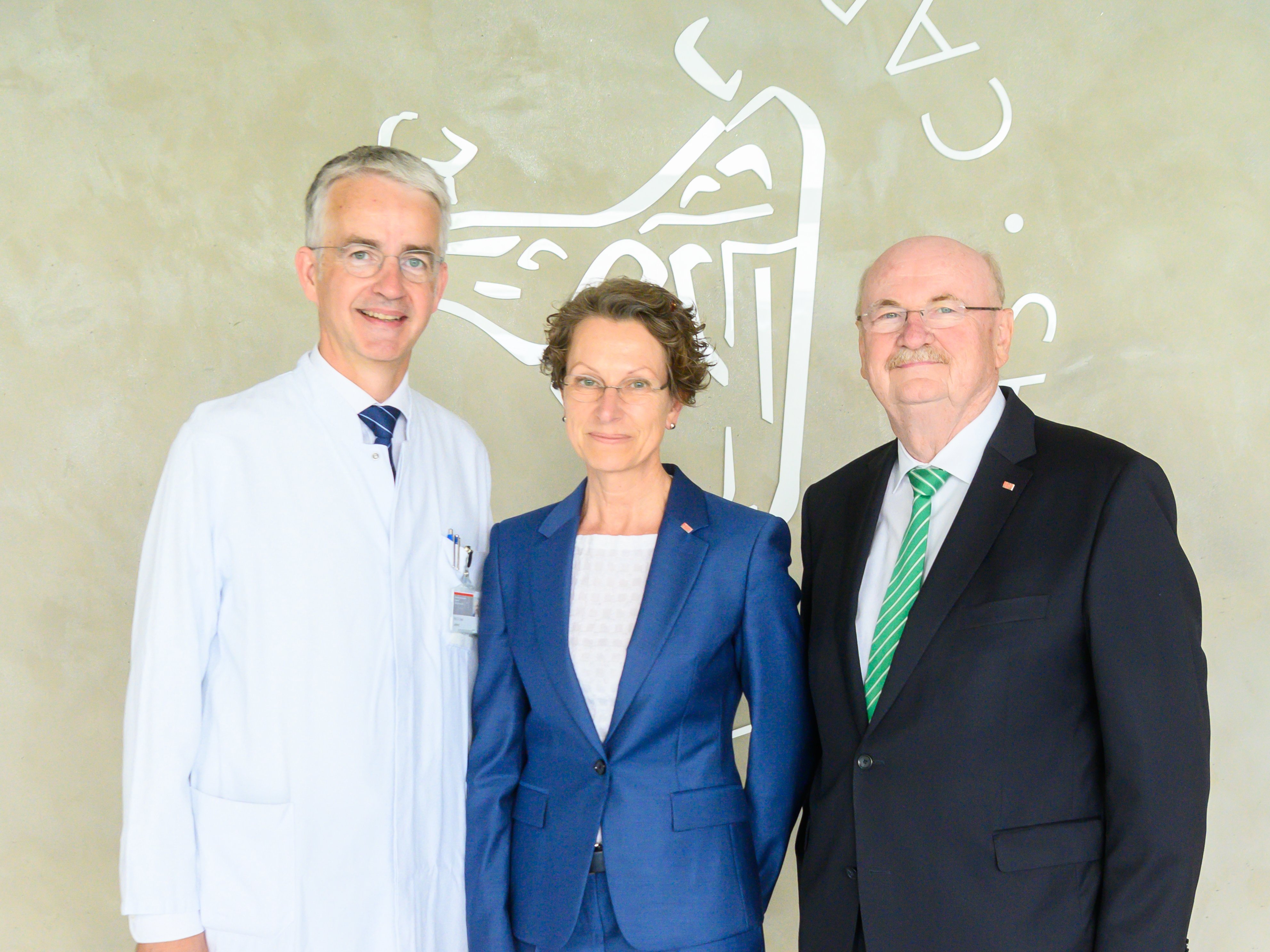 Portrait of Professor Frank Lammert (left), Martina Saurin and Professor Michael Manns