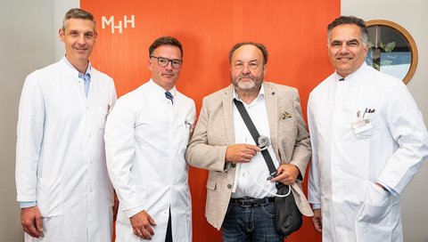 Professor Dr. Arjan Ruhparwar, Patient Kurt M., Professor Dr. Jan Schmitto und Dr. Günes Dogan (von rechts)