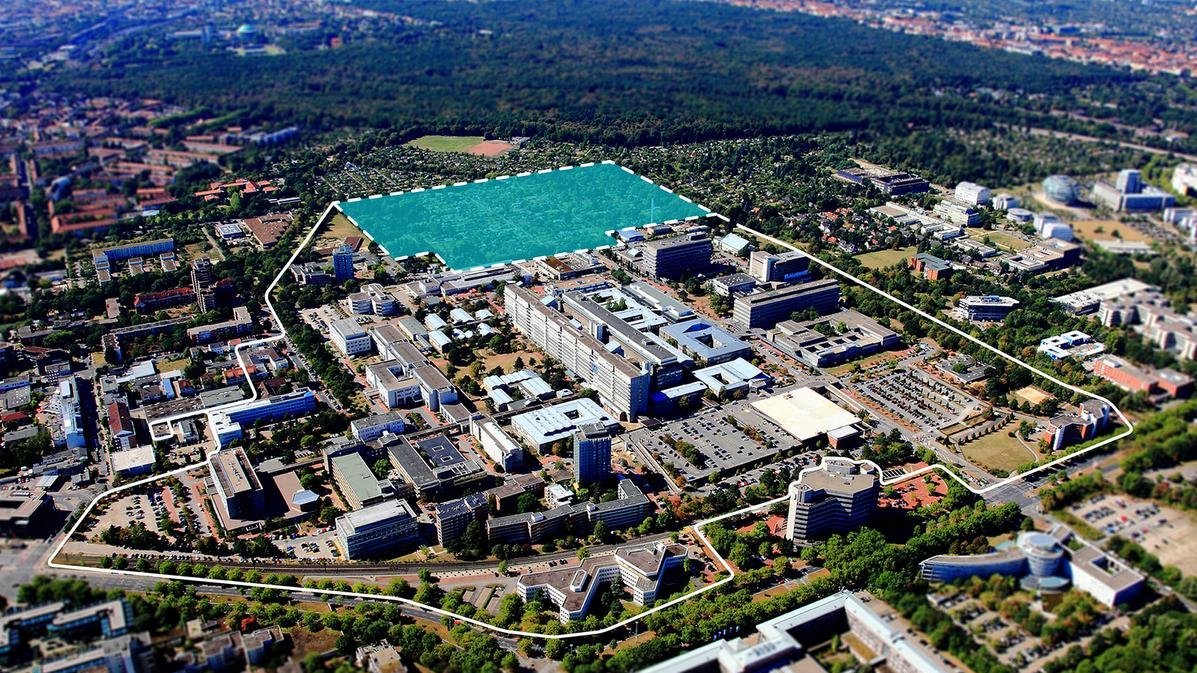 Aerial view of the MHH campus with the extension area for the new building marked. 