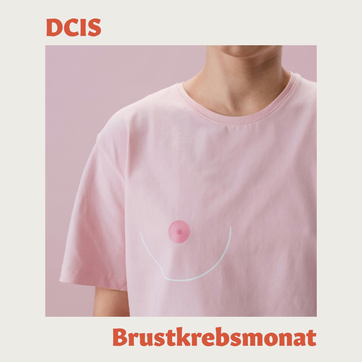 Oberkörper einer Frau, die ein rosa Shirt mit einem Brustprint trägt.