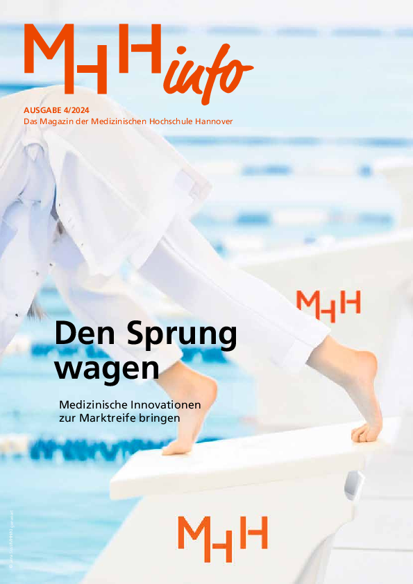 Titelbild des MHHinfo Ausgabe 3/2024. Eine Person in weißem Arztkittel springt von einer Startblock an einem Schwimmbecken