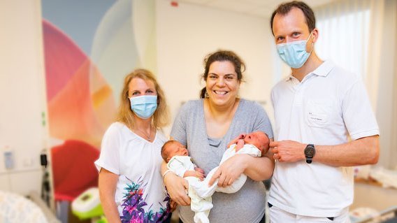 Hebamme Nina Meier, Patientin Sina B. mit ihren Zwillingen Elisa und Clara sowie Dr. Rüdiger Klapdor (von links)