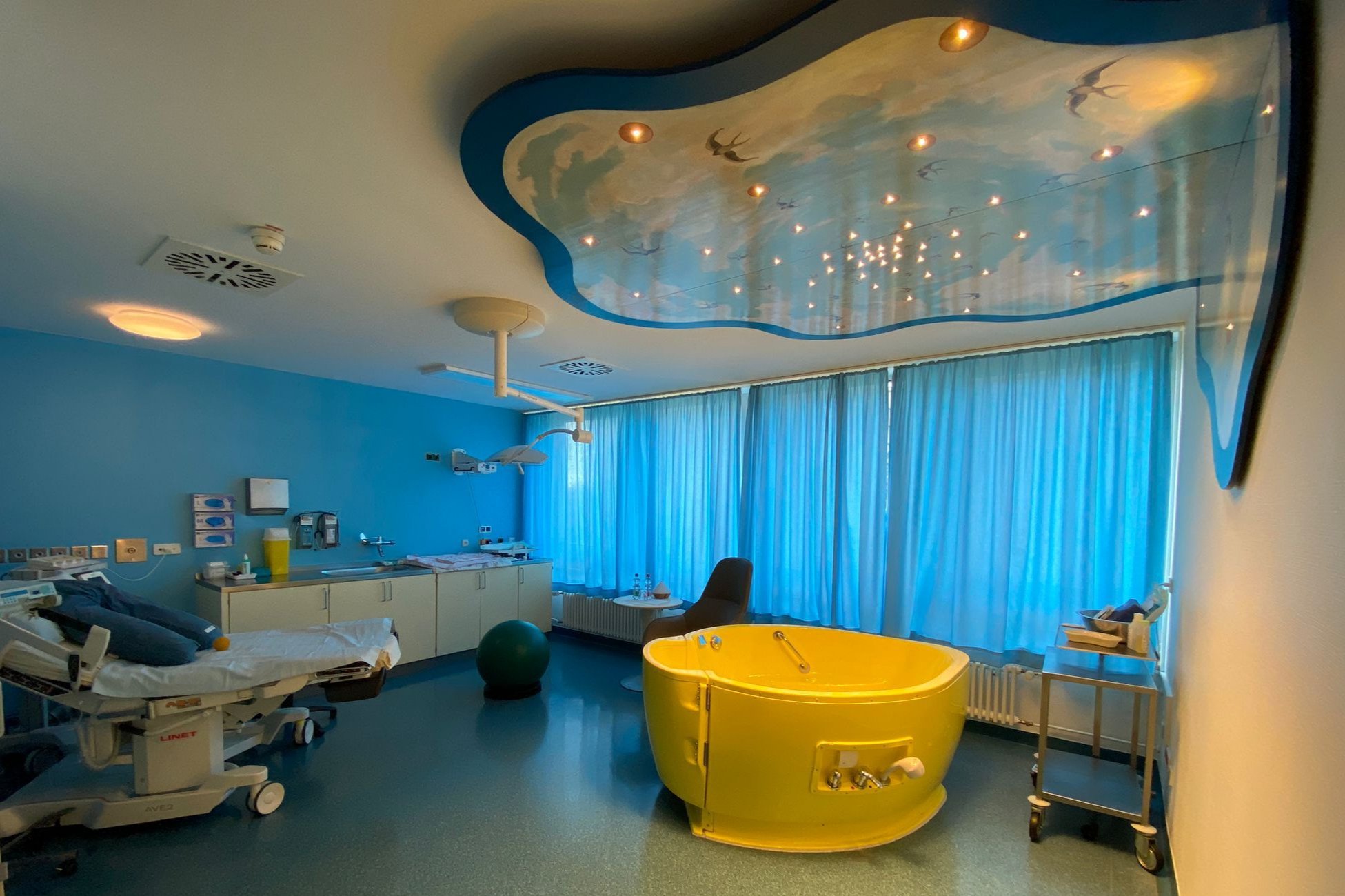 (c) Kreißsaal|MHH blauer Kreißsaal mit Sternenhimmel über einer gelben Geburtswanne
