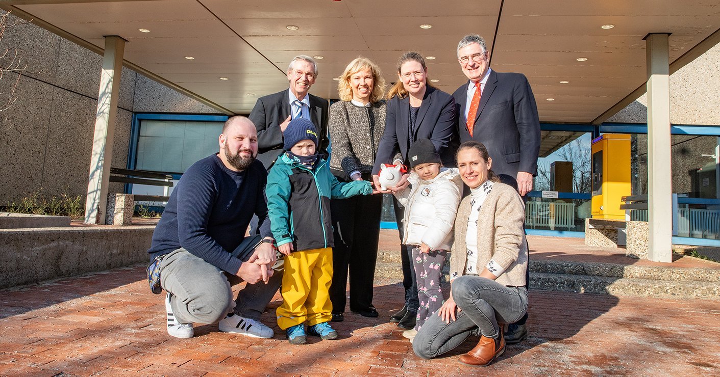 Die vier Klinikdirektor:innen stellen sich gemeinsam mit der Kitaleitung Martin Fulst und Britta Barysch und den beiden Campuskindern Maja und Lasse für das Foto auf. 