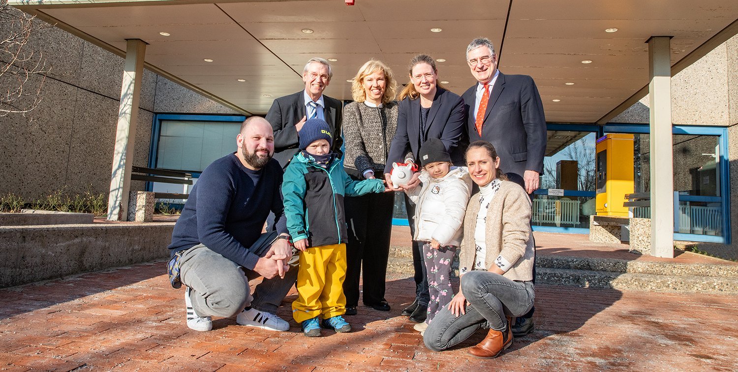 Die vier Klinikdirektor:innen stellen sich gemeinsam mit der Kitaleitung Martin Fulst und Britta Barysch und den beiden Campuskindern Maja und Lasse für das Foto auf. 