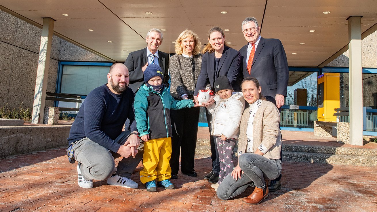 Die vier Klinikdirektor:innen stellen sich gemeinsam mit der Kitaleitung Martin Fulst und Britta Barysch und den beiden Campuskindern Maja und Lasse für das Foto auf. 