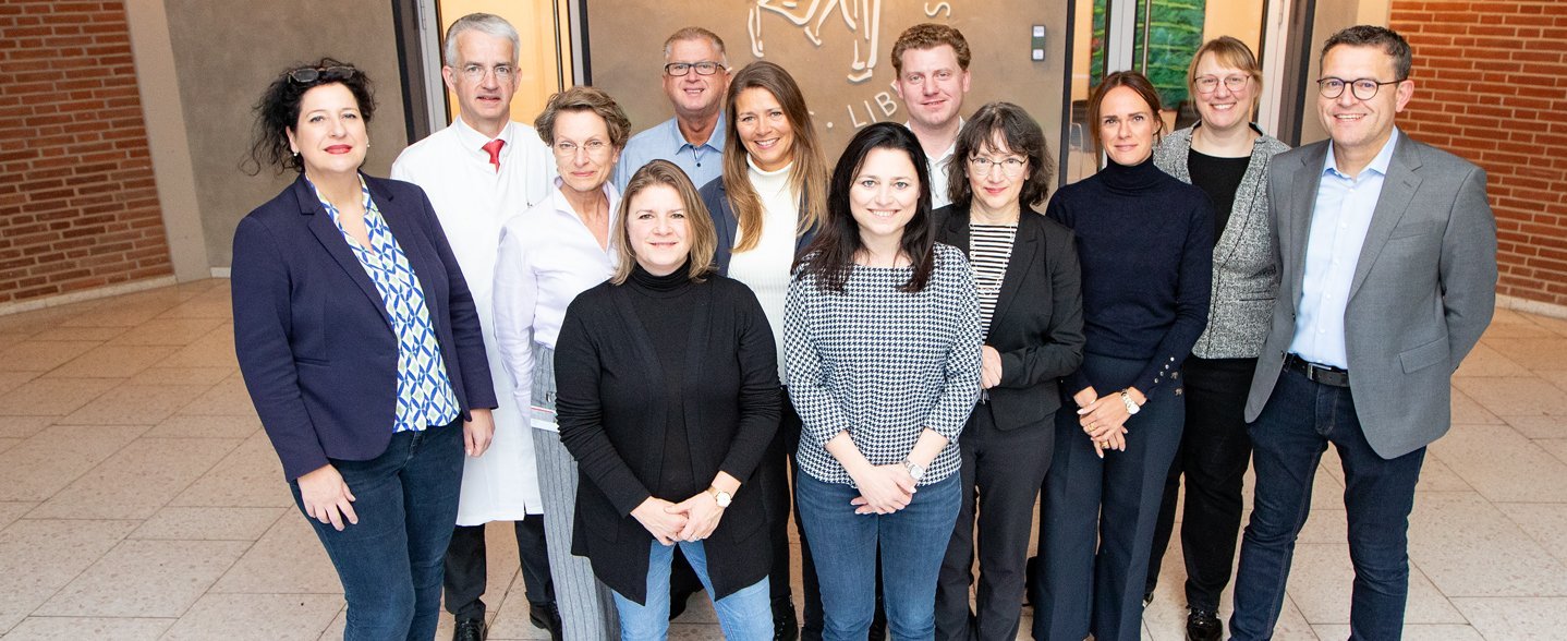 Gruppenbild mit VUD-Delegierten, Prof. Frank Lammert und Martina Saurin. 