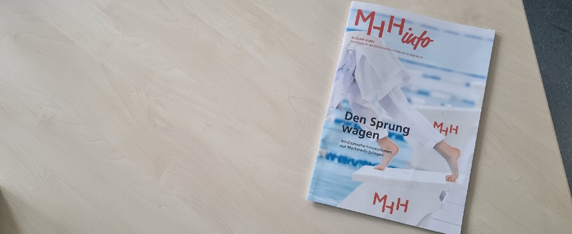 Das neue MHHinfo Magazin liegt auf einem Schreibtisch. 