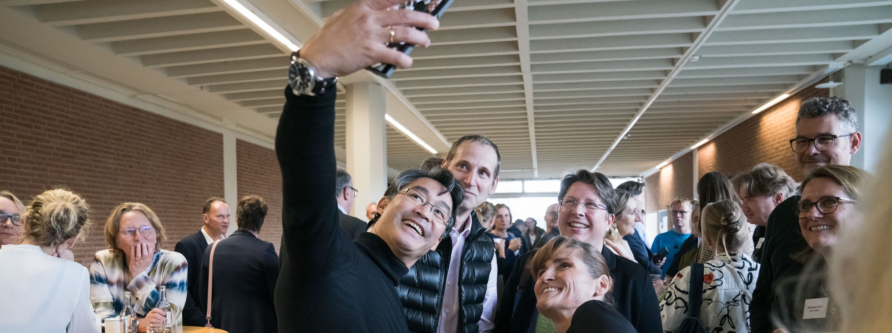 Dr. Rösler macht ein Selfie mit anderen Jubilar:innen.