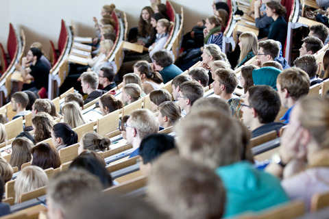 ein vollbesetzter Hörsaal an der MHH