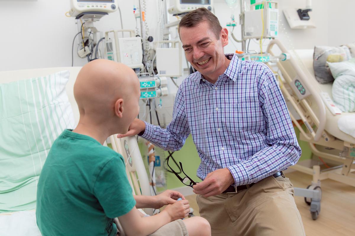 Professor Kratz talks to a young patient at the children's hospital. 