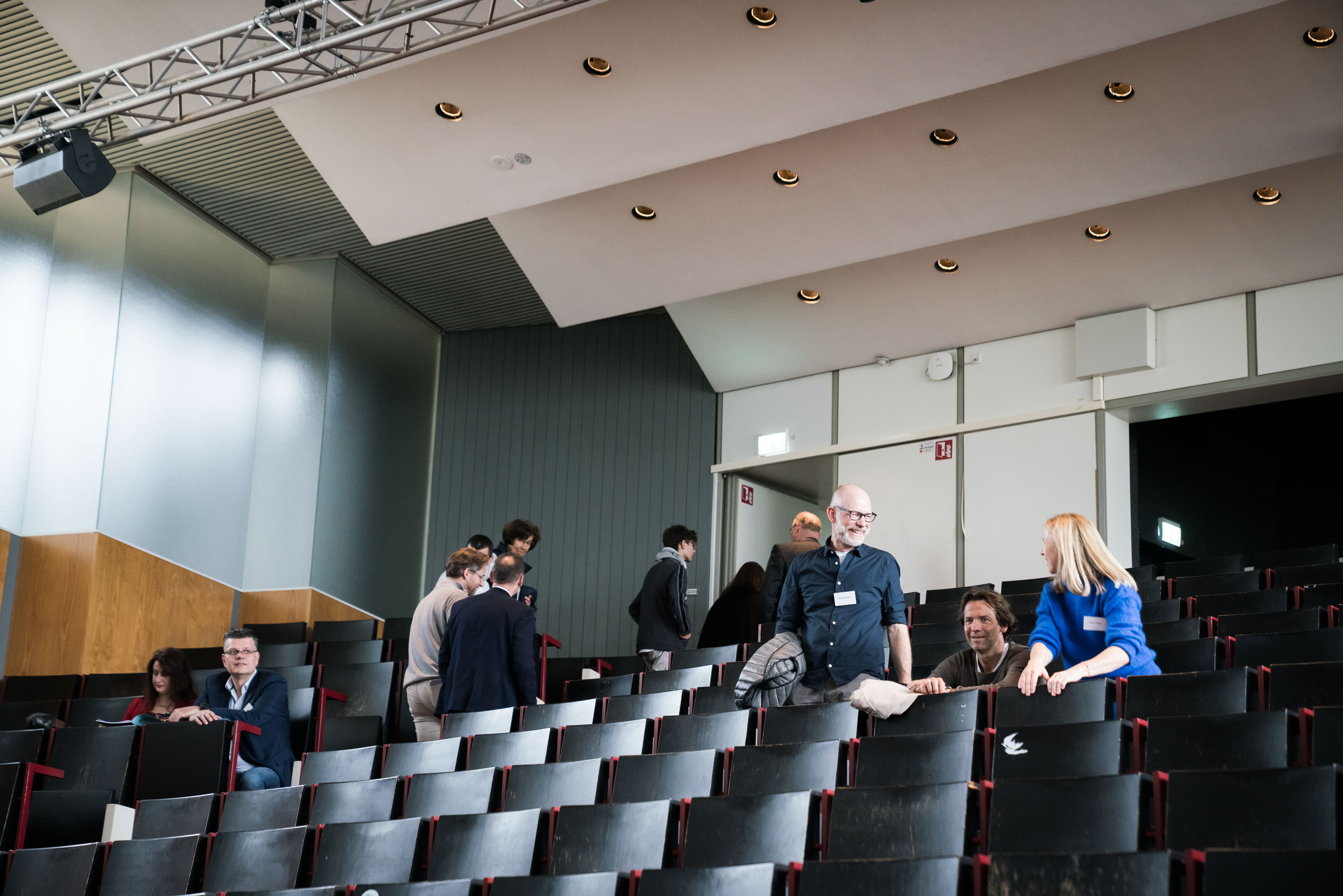 Die Examensjubilare schauen sich in den Hörsaalreihen um.