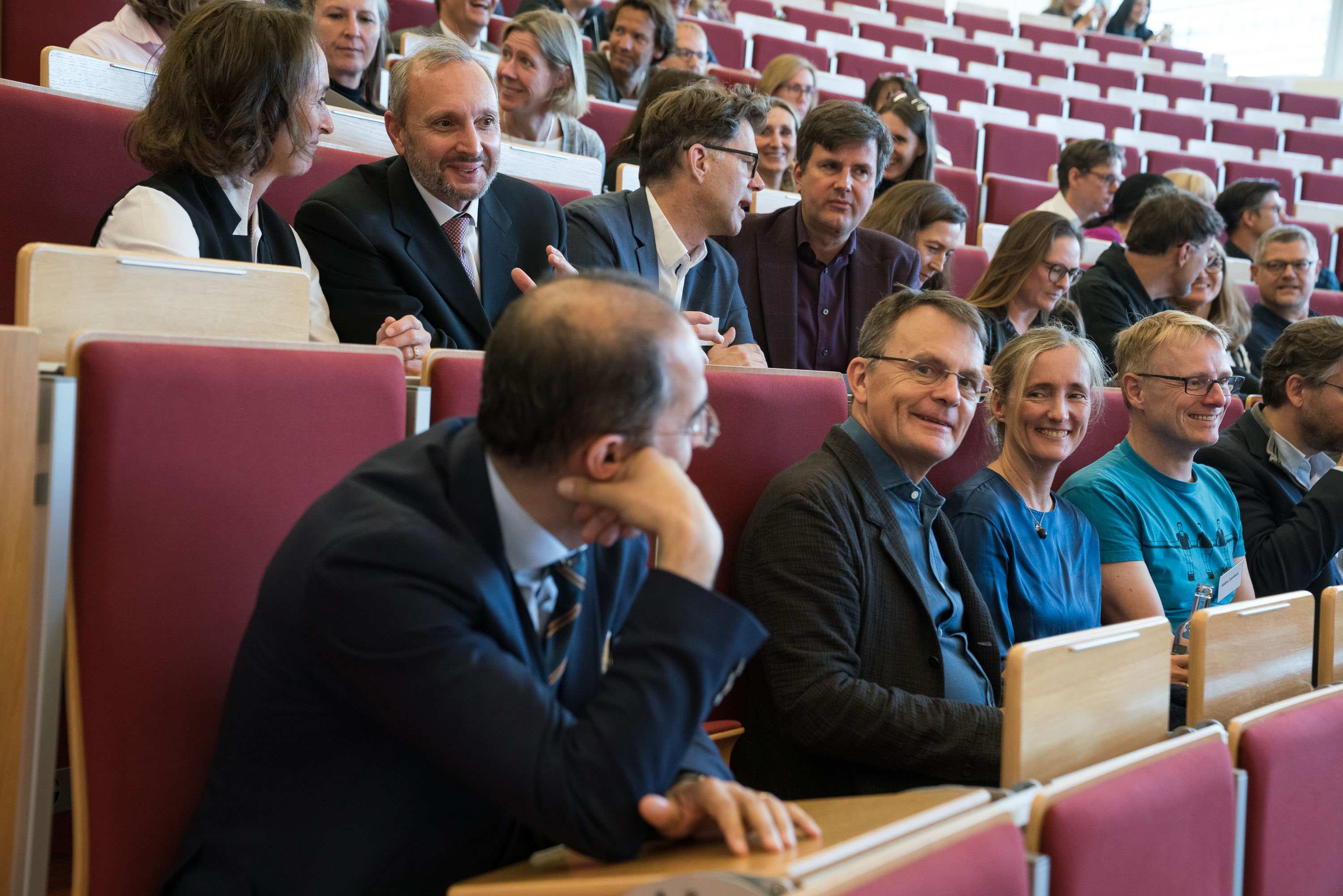 Ein Blick auf die Jubilar:innen in den Sitzreihen von Hörsaal F