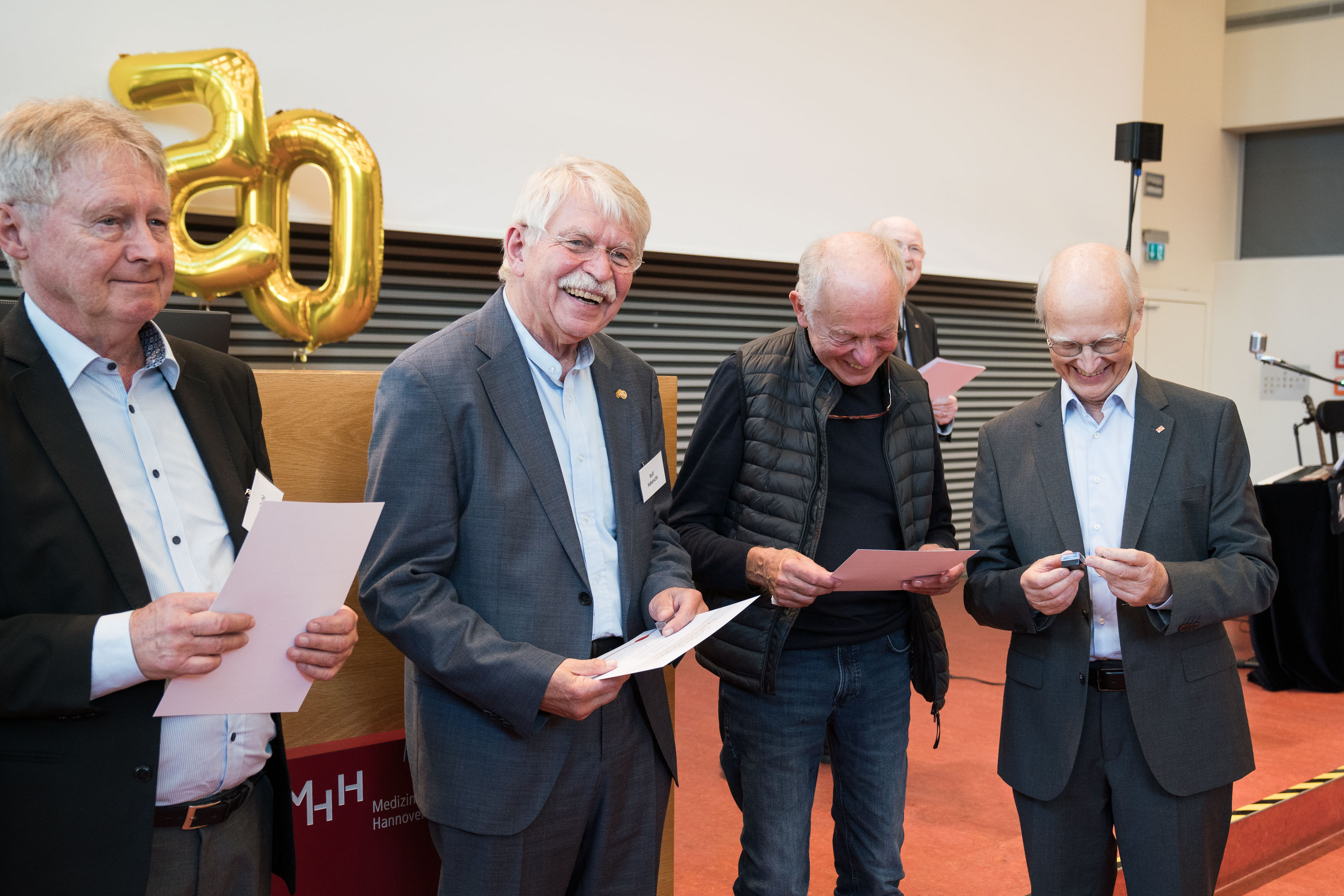 Professor Piepenbrock steht mit drei goldenen Jubilaren zusammen.