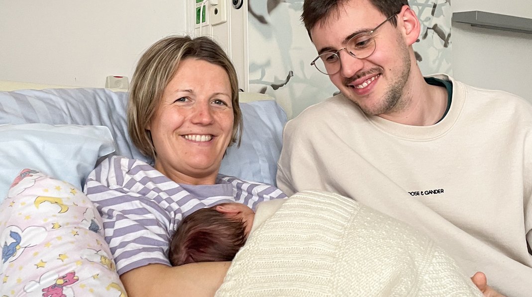 Mama mit Titus im Arm und Papa daneben auf Krankenhausbett