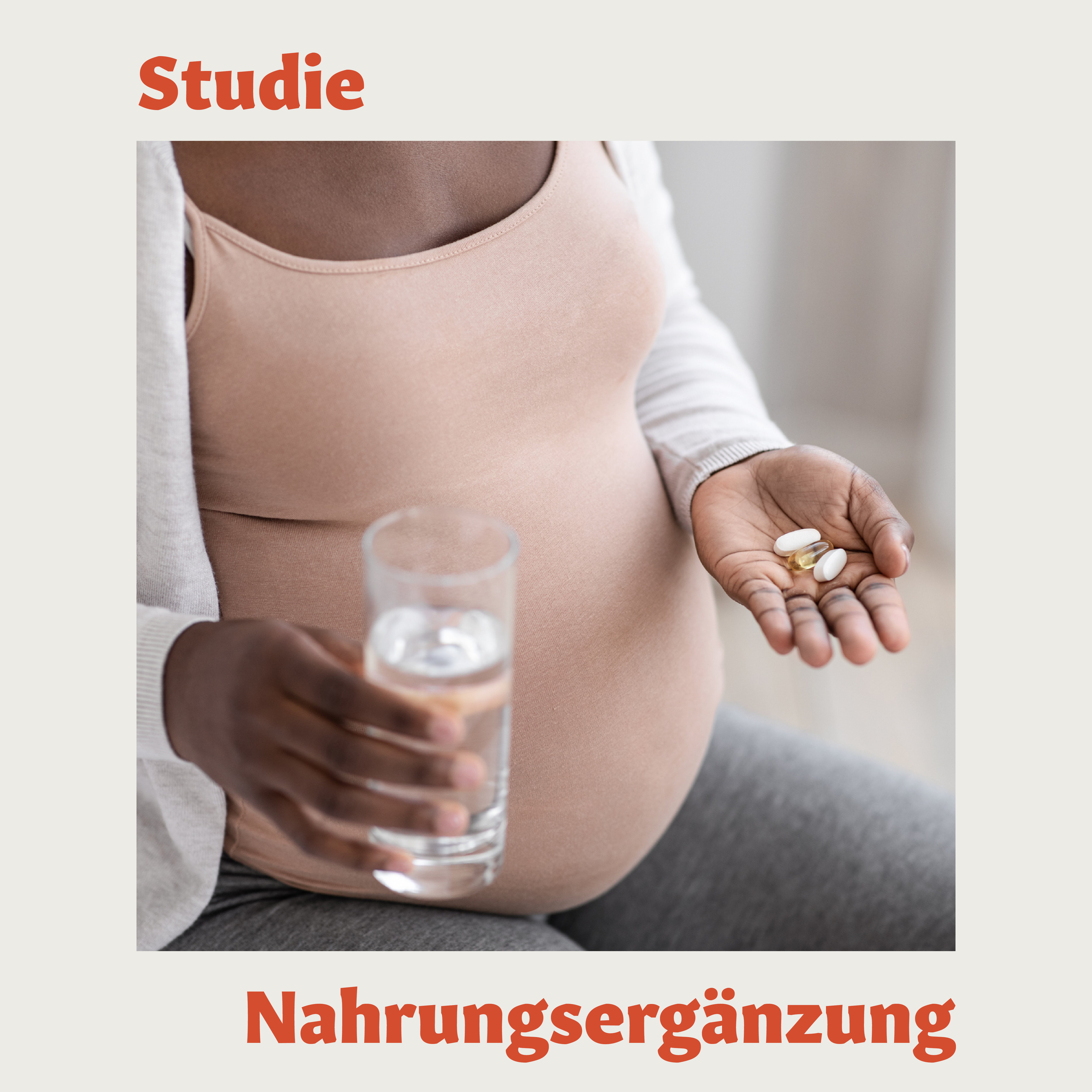 Schwangere Frau mit einem Glas wasser in der einen und Tabletten in der anderen Hand.