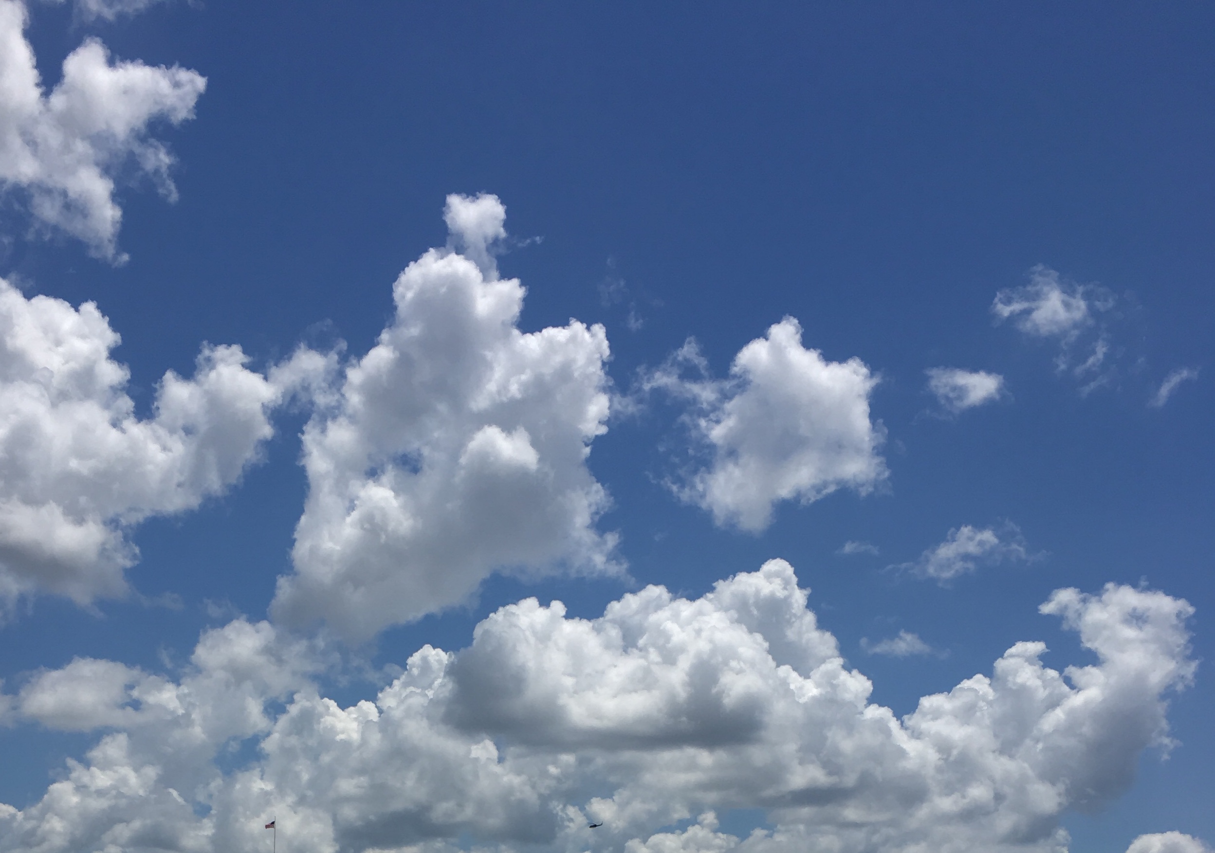 Das Bild zeigt einen blauen Himmel mit weißen Wolken.