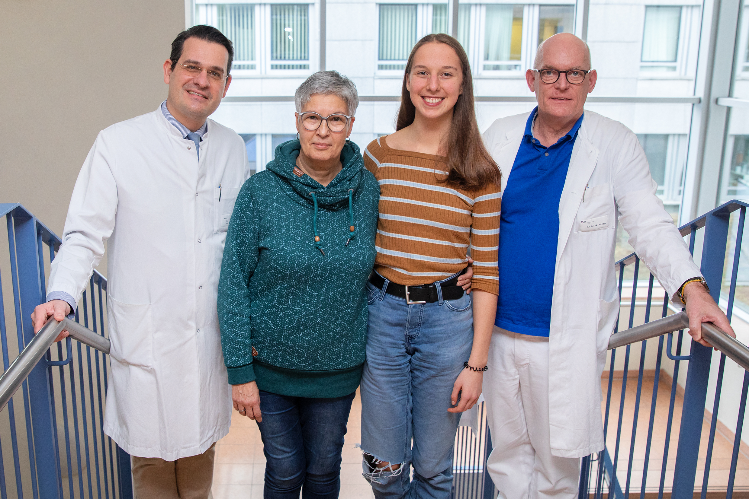 Das Foto zeigt (von links) Professor Dr. Moritz Schmelzle mit Großmutter Eva (65), die ihrer Enkeltochter Johanna (21) eine Niere gespendet hat, und den Operateur Dr. Nicolas Richter. 