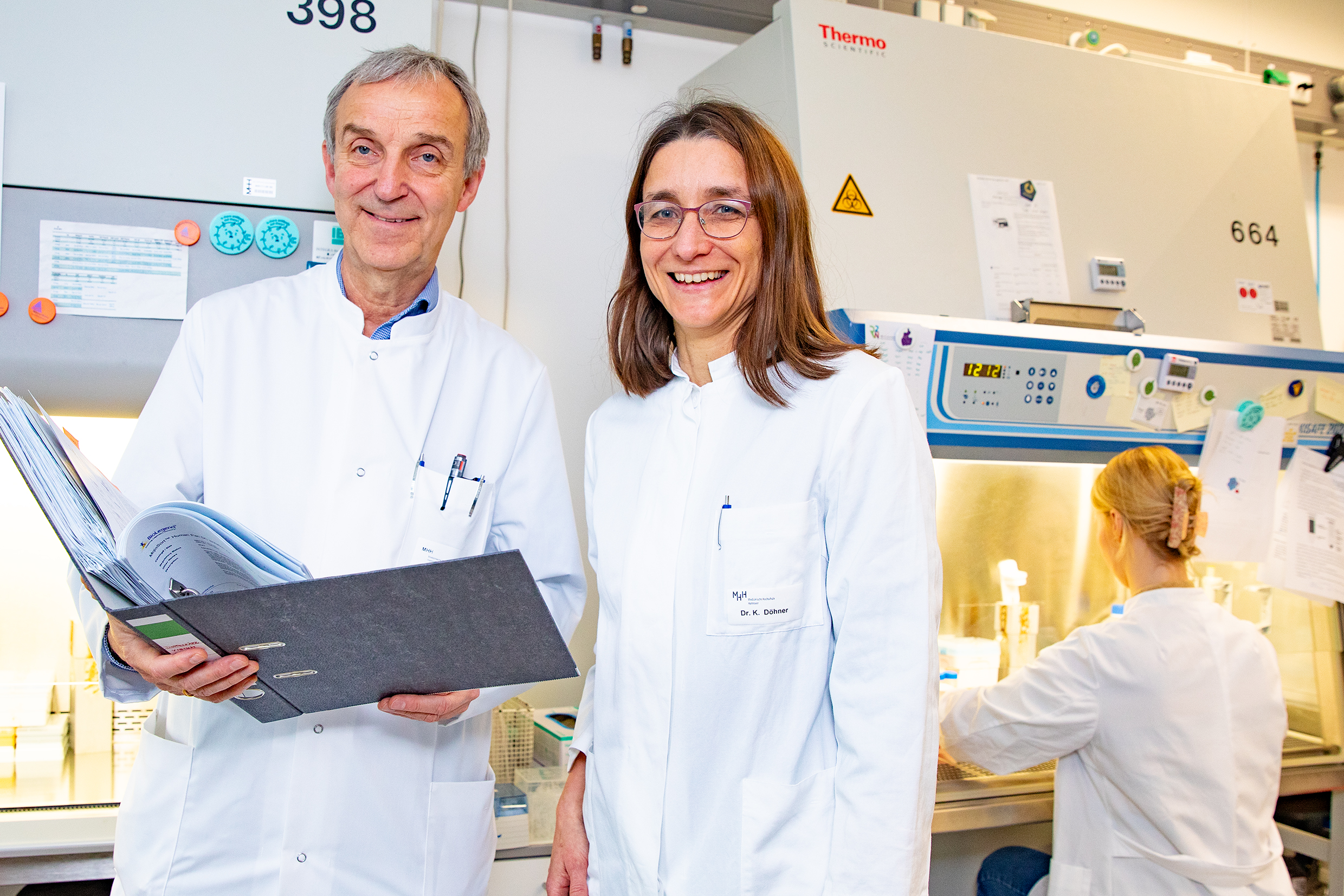 Professor Werfel und Dr. Katinka Döhner stehen in einem Labor der MHH-Klinik für Dermatologie, Allergologie und Venerologie.