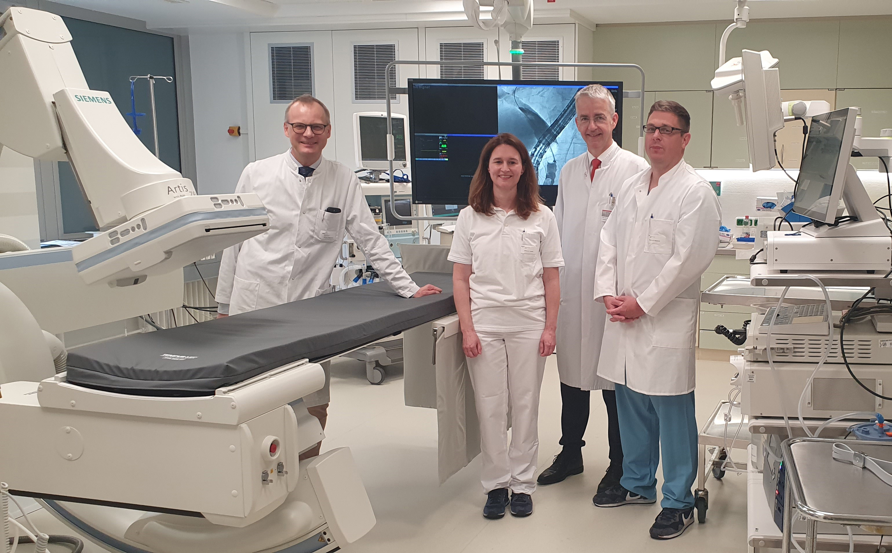 Clinic Director Professor Dr. Heiner Wedemeyer, PD Dr. Henrike Lenzen, MHH Vice President Professor Dr. Frank Lammert and Professor Dr. Benjamin Heidrich stand in front of the new X-ray system