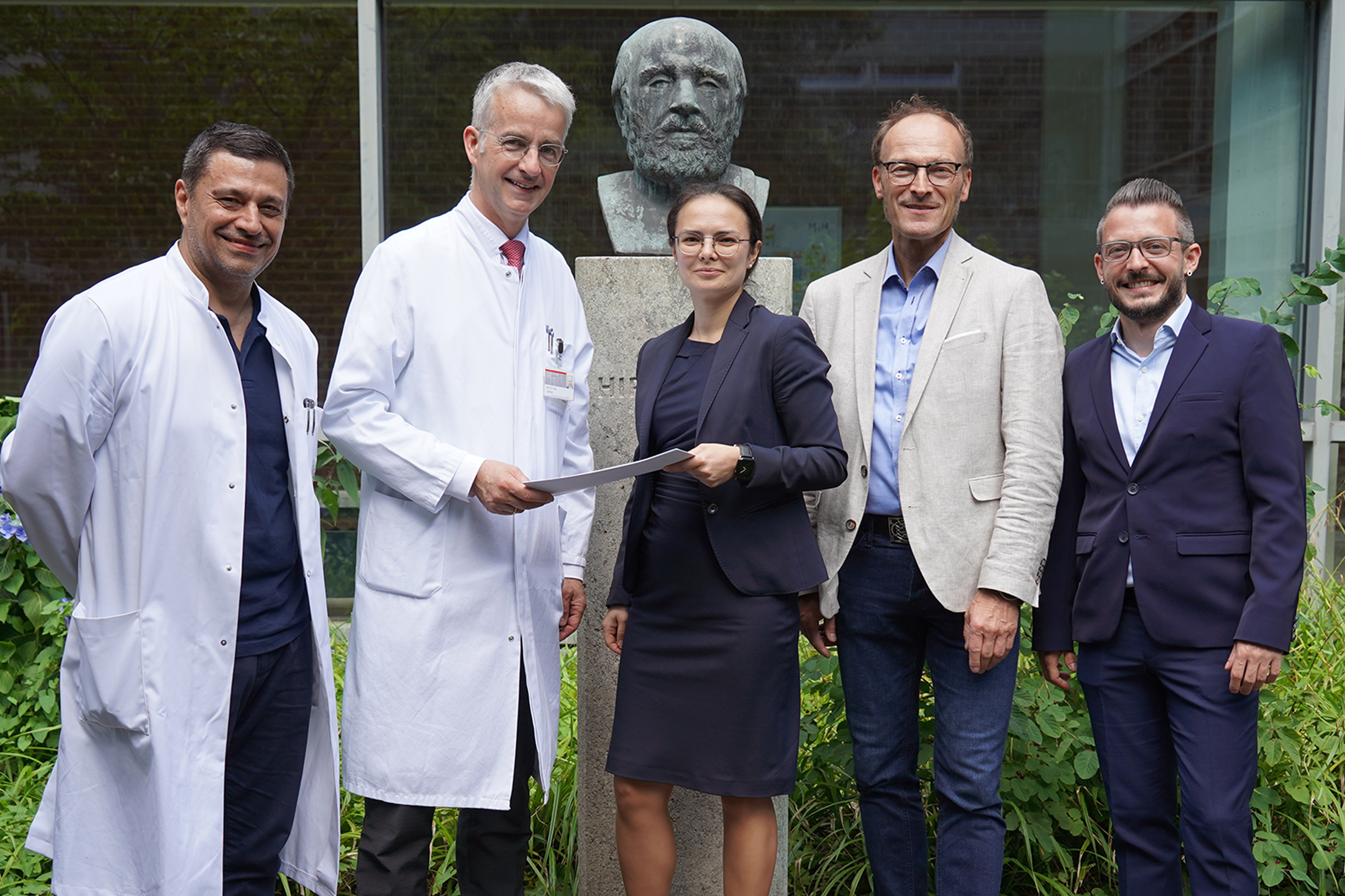 It shows (from left) PD Dr Elvis J. Hermann (MHH), Professor Dr Frank Lammert (MHH Board of Directors), Dr Svitlana Ziganshyna (UKL) Dr Frank Logemann (MHH) and Danny Petzoldt, (UKL). 