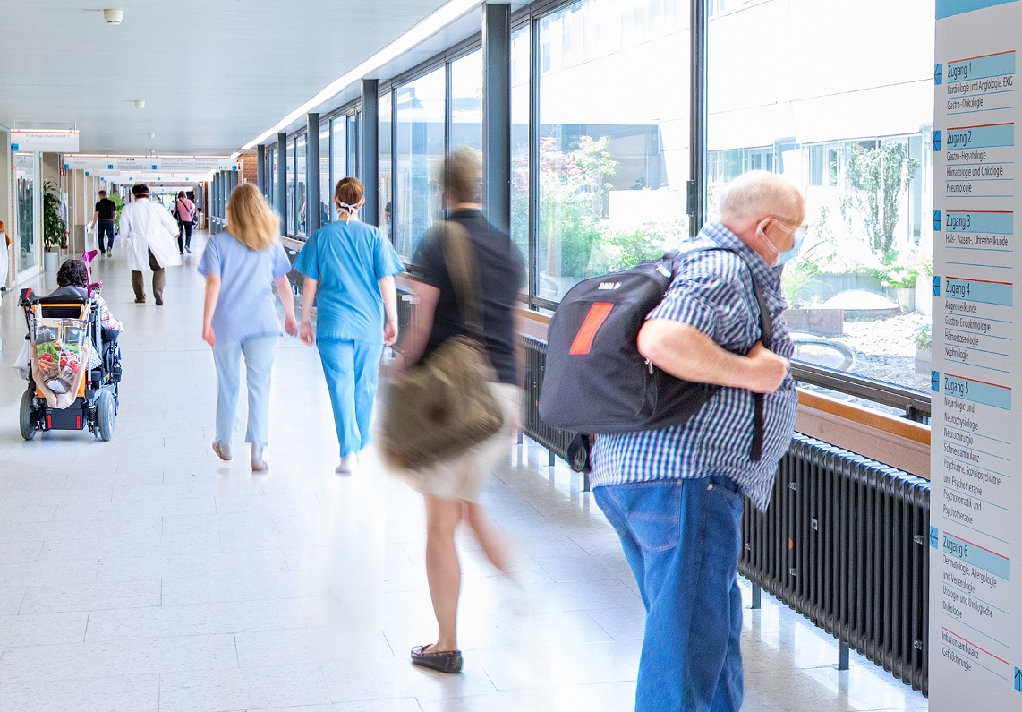 Mehrere Menschen gehen über einen Flur im zentralen Bettenhaus der MHH