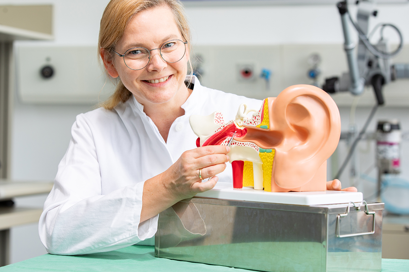 Dr. Verena Scheper im Labor vor einem Modell des Ohrs.