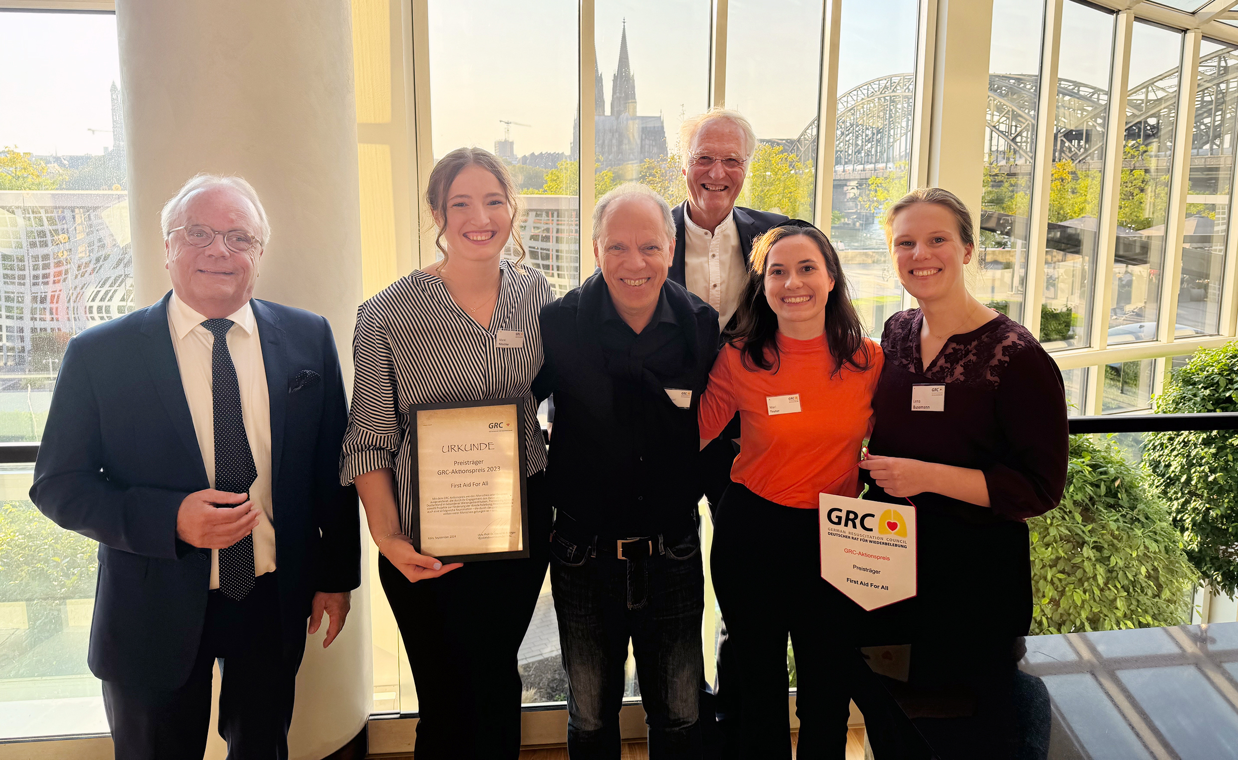 The picture shows, from left to right, the GRC Chairman Professor Dr. Bernd Böttiger, MHH student Marei Nitschke, paediatric intensive care specialist Dr. Michael Sasse, GRC Secretary General Dr. Dr. Burkhard Dirks, and MHH students Mari Teuter and Lena Feist after the presentation of the GRC Prize in Cologne.