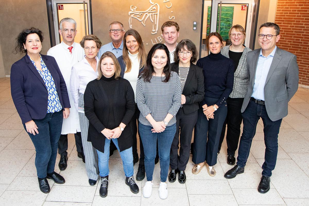 Gruppenbild mit VUD-Delegierten, Prof. Frank Lammert und Martina Saurin. 