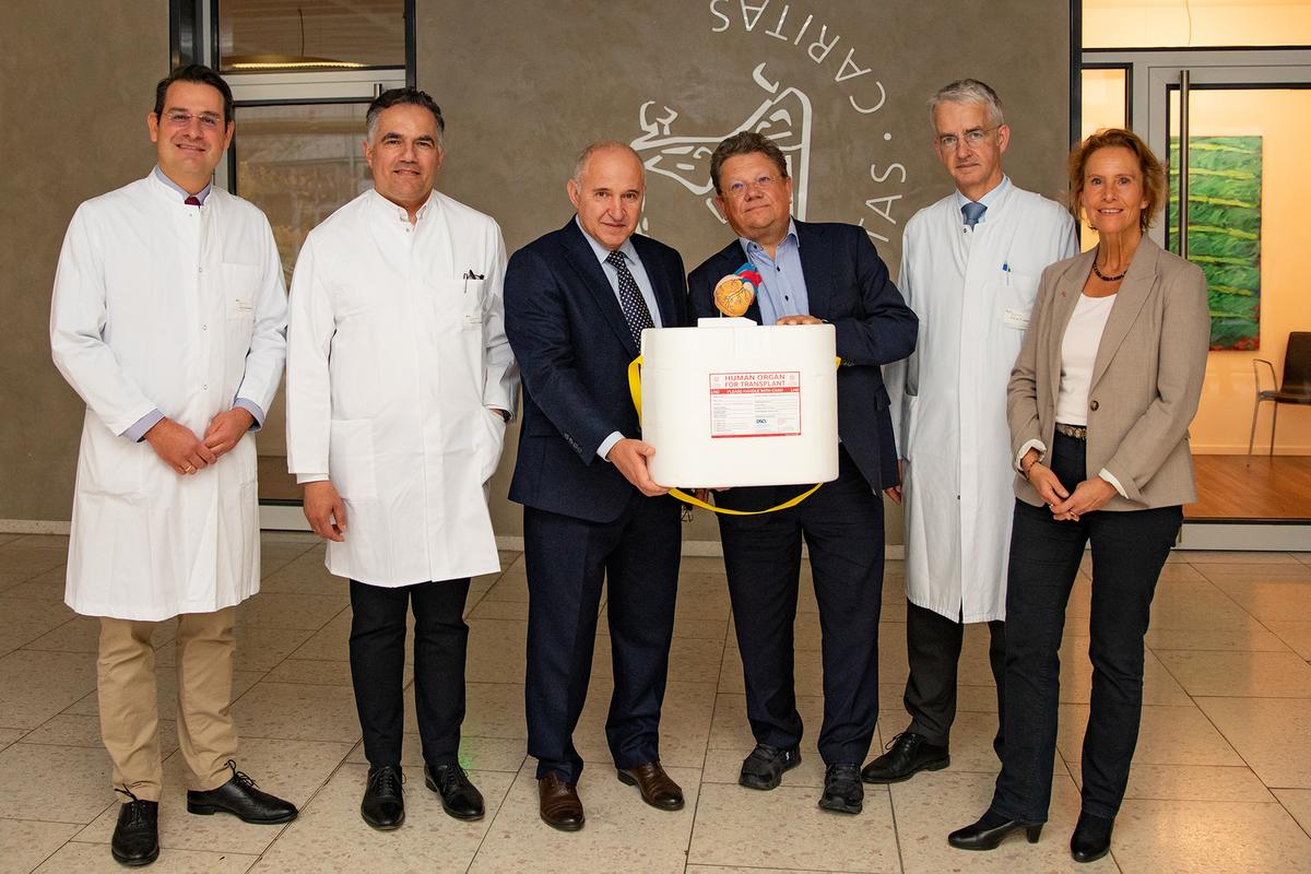 Gruppenbild mit Prof. Dr. Moritz Schmelzle, Prof. Dr. Arjang Ruhparwar, Prof. Dr. Borys Todurov, Dr. Andreas Philippi, MHH-Vizepräsident Prof. Dr. Frank Lammert und Prof. Dr. Christine Falk.