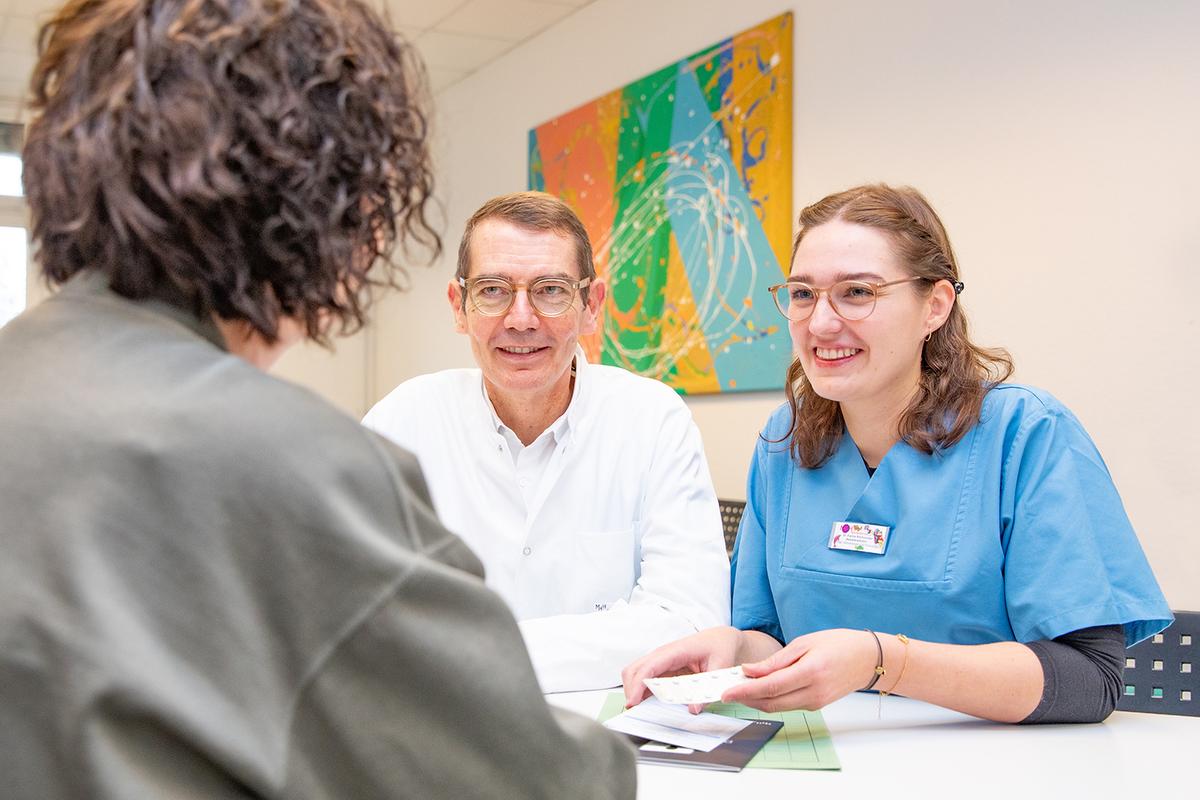 Researchers Dr Farina Silchmüller and Professor Dr Christian Kratz from the MHH with a patient.