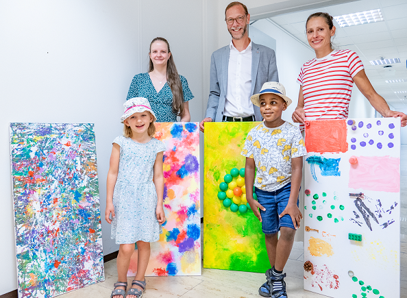  Deborah Meybohm, Jörg Stühmeier and Britta Barysch (back, from left) with two daycare centre children (front)